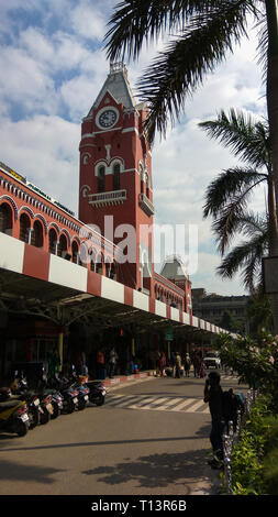 CHENNAI, Tamil Nadu, Indien - Januar 01, 2019: Seitenansicht von Chennai Central Railway Station früher bekannt als Madras Zentrale mit Menschen um. Stockfoto