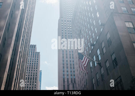 USA, New York City, Manhattan, Flagge der USA auf dem Rockefeller Center Stockfoto