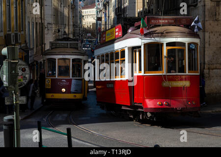 Lissabon, Portugal - 17. Februar 2018: Die traditionellen Straßenbahnen in einer Straße der Baixa, in der Stadt Lissabon, Portugal Stockfoto