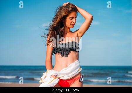 Porträt der jungen Frau mit Bikini am Strand Stockfoto