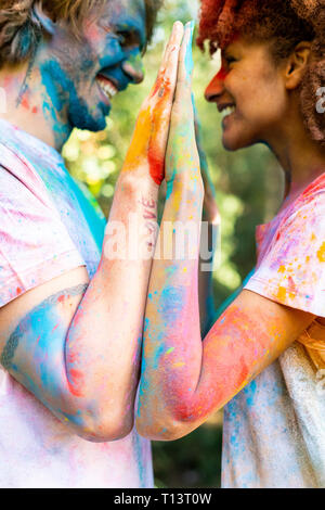 Zärtlich Paar feiern Holi, Festival der Farben Stockfoto