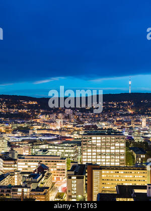 Deutschland, Stuttgart, Stadtbild in der Dämmerung Stockfoto