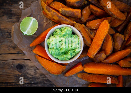 Sweet Potato Wedges mit Avocado dip Stockfoto