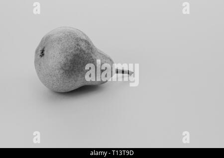 Reife Birne Obst auf eine leere Oberfläche Oberfläche - Schwarz/Weiß-Bild Stockfoto