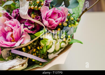 Wunderschöne lila Doppel Spät blühenden tulip Tulip, Pfingstrose, Gattung tulipa Hybrid Art. stilvollem Blüten-Blätter-Grußkarte. Danke, Mama. Wedding Bouquet Stockfoto