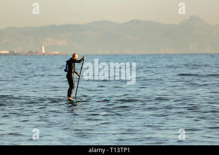 Spanien, Andalusien, Tarifa, mann Stand up Paddle Boarding auf das Meer Stockfoto