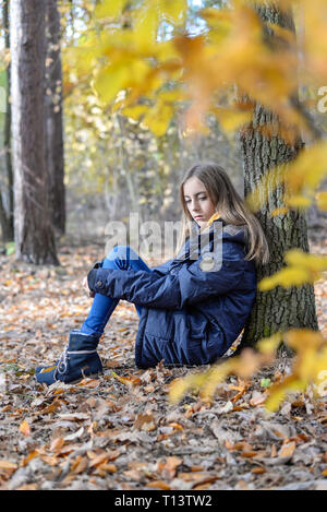 Portrait von unglücklichen Mädchen im herbstlichen Wald Stockfoto