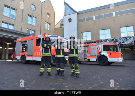 Portrait von drei zuversichtlich Feuerwehrmänner stehen auf Hof vor Fire Engine Stockfoto