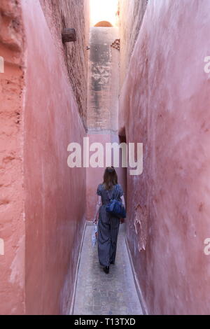 Schmale Eintrag Passage in den Saadischen Gräbern, Rue de La Kasbah, Kasbah, Medina, Marrakesch, Marrakesh-Safi region, Marokko, Nordafrika Stockfoto