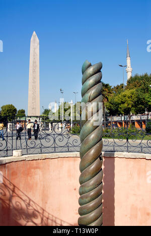 Die Schlange Spalte oder Τrikarenos Οphis (yilanli Sutun) ist eine alte Bronze Spalte am Hippodrom von Konstantinopel in Istanbul, Turke Stockfoto