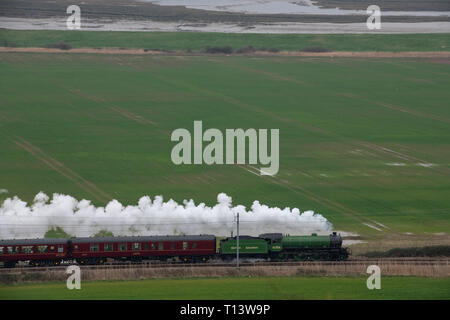 Hadleigh, Essex, Großbritannien. 23. Mär 2019. Die große Zeit der Dampfeisenbahn reisen zurück nach Essex für eine spezielle Reise von Southend on Sea die Bluebell Railway an der Sheffield Park East Sussex. Gebaut für die London and North Eastern Railway, 61306 Mayflower ist einer von zwei Überlebenden B1 Klasse Lokomotiven. Die B1 wurden als gemischter Verkehr Lokomotiven in der Lage schleppen express Personenzüge sowie Güterverkehr konzipiert. Quelle: MARTIN DALTON/Alamy leben Nachrichten Stockfoto