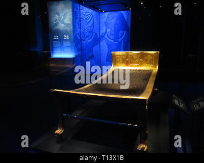 20. März 2019, Frankreich (France), Paris: ein Bett aus Holz, mit Blattgold in der Ausstellung "Tutanchamun eingerichtet. Der Schatz des Pharao". Es ist die erste Tutanchamun in Paris in mehr als 50 Jahren und mit 150 Objekten das Größte überhaupt. (Dpa Korr Tutanchamun Ausstellung in Paris: Hype vor dem Öffnen) Foto: Sabine Glaubitz/dpa - ACHTUNG: Nur für die redaktionelle Verwendung im Zusammenhang mit der Berichterstattung über die Ausstellung und nur mit vollständiger Nennung der oben genannten Kreditkarte Stockfoto