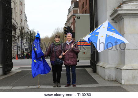 London, Großbritannien. 23 Mär, 2019. Die Verfechter einer abschließenden Sagen, beim Verlassen der EU begonnen haben, Treffen in London für den Protest, der in Westminster. Hier zwei Frauen aus Edinburgh, Eileen und Sylvia, die EU und die Schottischen Fahnen auf Marble Arch Credit: Clearpix/Alamy leben Nachrichten Stockfoto