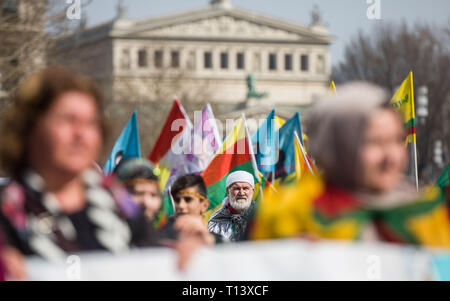 23. März 2019, Hessen, Frankfurt/Main: Mit zahlreichen Fahnen, Teilnehmer der zentralen Demonstrationen auf die kurdische Newroz Festival marschieren durch die Stadt. Rund 30.000 Demonstranten erwartet wurden. Foto: Frank Rumpenhorst/dpa Stockfoto