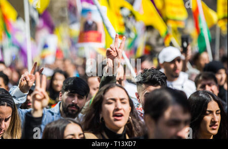 23. März 2019, Hessen, Frankfurt/Main: Mit Fahnen, Teilnehmer der zentralen Demonstrationen für die Kurdische Newroz Festival marschieren durch die Stadt. Rund 30.000 Demonstranten erwartet wurden. Foto: Frank Rumpenhorst/dpa Stockfoto