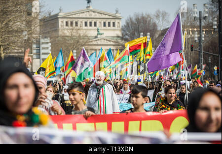 23. März 2019, Hessen, Frankfurt/Main: Mit zahlreichen Fahnen, Teilnehmer der zentralen Demonstrationen auf die kurdische Newroz Festival marschieren durch die Stadt. Rund 30.000 Demonstranten erwartet wurden. Foto: Frank Rumpenhorst/dpa Stockfoto