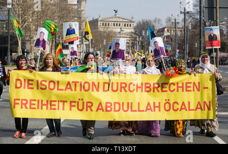 23. März 2019, Hessen, Frankfurt/Main: Teilnehmer des zentralen Demonstrationen für die Kurdische Newroz festival Spaziergang durch die Stadt mit einem Plakat mit der Aufschrift "die Isolation brechen - Freiheit für Abdullah Öcalan". Rund 30.000 Demonstranten erwartet. Foto: Frank Rumpenhorst/dpa Stockfoto