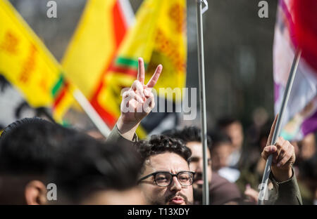 23. März 2019, Hessen, Frankfurt/Main: Mit Fahnen, Teilnehmer der zentralen Demonstrationen für die Kurdische Newroz Festival marschieren durch die Stadt. Rund 30.000 Demonstranten erwartet wurden. Foto: Frank Rumpenhorst/dpa Stockfoto