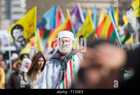 23. März 2019, Hessen, Frankfurt/Main: Mit zahlreichen Fahnen, Teilnehmer der zentralen Demonstrationen auf die kurdische Newroz Festival marschieren durch die Stadt. Rund 30.000 Demonstranten erwartet wurden. Foto: Frank Rumpenhorst/dpa Stockfoto