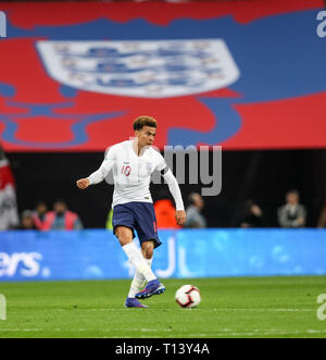 London, Großbritannien. 22 Mär, 2019. Dele Alli von England vor einem England Flagge während der UEFA EM-Qualifikationsspiel der Gruppe ein Match zwischen England und der Tschechischen Republik im Wembley Stadion, London, England am 22. März 2019. Foto von Ken Funken. Nur die redaktionelle Nutzung, eine Lizenz für die gewerbliche Nutzung erforderlich. Keine Verwendung in Wetten, Spiele oder einer einzelnen Verein/Liga/player Publikationen. Credit: UK Sport Pics Ltd/Alamy leben Nachrichten Stockfoto