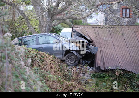 Cheddar, Somerset, UK. 23. Mär 2019. Volkswagen Polo stürzte in das Dorf von Cheddar, Somerset, UK. 23 Mär, 2019. Credit: Timothy Große/Alamy leben Nachrichten