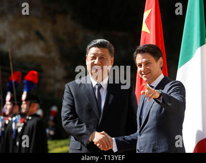 Rom, Italien. 23. März, 2019. Der italienische Ministerpraesident Giuseppe Conte, rechts, schüttelt Hände mit Chinas Präsident Xi Jinping in der Villa Madama. Credit: Riccardo De Luca UPDATE BILDER/Alamy leben Nachrichten Stockfoto