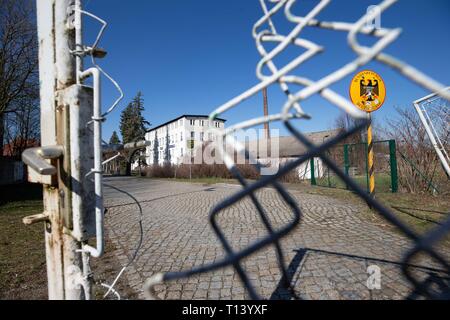 23. März 2019, Sachsen, Ostritz: Außenansicht des Hotel Neisseblick mit Zeichen der Bundesrepublik Deutschland in Ostritz, fotografiert über eine Tür in den Grenzzaun. Mit dieser weiteren Peace Festival, Ostritz will ein neues Treffen der Neonazis im Osten der sächsischen Stadt zu reagieren. Eine richtige Rock Konzert mit rund 450 Teilnehmern ist für den heutigen Samstag angekündigt. Foto: Daniel Schäfer/dpa Stockfoto