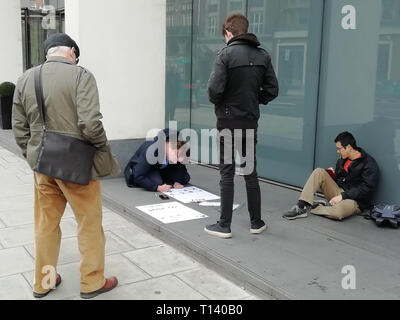 London, Großbritannien. 23. Mär 2019. Abstimmung der März, setzte es für die Menschen März, Central London, heute, 2019/03/23, beginnt der Park Lane, enden Parliament Square, Demonstrator marcher sein Banner auf einer Straße Straße pavement Sidewalk bereitet mit Färbung Stifte während Passanten auf der Suche Stockfoto