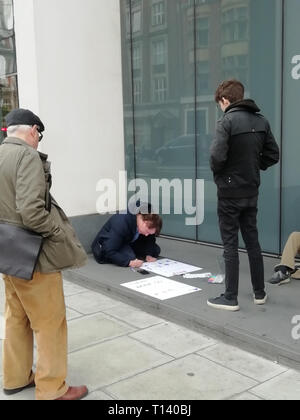 London, Großbritannien. 23. Mär 2019. Abstimmung der März, setzte es für die Menschen März, Central London, heute, 2019/03/23, beginnt der Park Lane, enden Parliament Square, Demonstrator marcher sein Banner auf einer Straße Straße pavement Sidewalk bereitet mit Färbung Stifte während Passanten auf der Suche Stockfoto