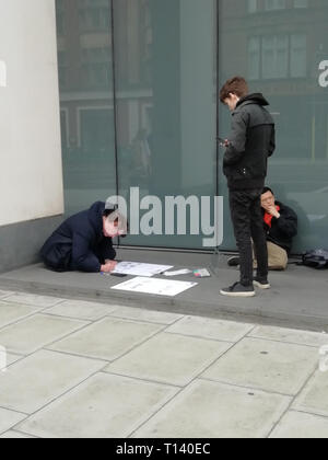 London, Großbritannien. 23. Mär 2019. Abstimmung der März, setzte es für die Menschen März, Central London, heute, 2019/03/23, beginnt der Park Lane, enden Parliament Square, Demonstrator marcher sein Banner auf einer Straße Straße pavement Sidewalk bereitet mit Färbung Stifte während Passanten auf der Suche Stockfoto