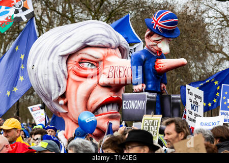 London, Großbritannien. 23 Mär, 2019. Jacques Tilly Brexit Schwimmer mit einem Theresa May Bildnis. Bleiben Unterstützer und Demonstranten nehmen an einem März Brexit in Central London zu stoppen, die Stimme eines Menschen. Credit: Lebendige Bilder/Alamy leben Nachrichten Stockfoto