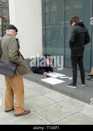 London, Großbritannien. 23. Mär 2019. Abstimmung der März, setzte es für die Menschen März, Central London, heute, 2019/03/23, beginnt der Park Lane, enden Parliament Square, Demonstrator marcher sein Banner auf einer Straße Straße pavement Sidewalk bereitet mit Färbung Stifte während Passanten auf der Suche Stockfoto