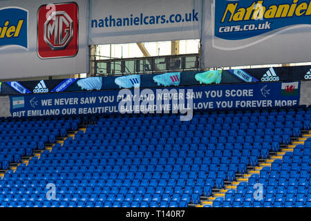 Cardiff, Großbritannien. 23 Mär, 2019. Emiliano Sala Tribut Fahne an der CCS. Wales v Slowakei UEFA Euro 2020 Qualifier in Cardiff City Stadium, Credit: Lewis Mitchell/Alamy leben Nachrichten Stockfoto