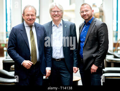 23. März 2019, Niedersachsen, Langenhagen: Frank Bsirske (L-R), der Vorsitzende der Gewerkschaft Verdi, Detlef Ahting, Vorsitzender der Gewerkschaft in Niedersachsen, und Frank Werneke, stellvertretender Vorsitzender von Verdi, stehen im Foyer des Congress Hotel. Die Delegierten der Verdi- Bezirk Niedersachsen und Bremen treffen für den Staat Distriktkonferenz Lower Saxony-Bremen. Foto: Hauke-Christian Dittrich/dpa Stockfoto