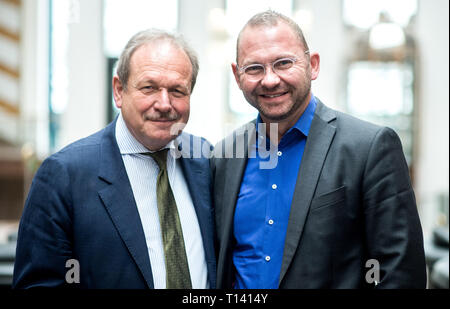 23. März 2019, Niedersachsen, Langenhagen: Frank Bsirske (l), der Vorsitzende der Gewerkschaft Verdi, und Frank Werneke, stellvertretender Vorsitzender der Gewerkschaft, stehen im Foyer des Congress Hotel. Die Delegierten der Verdi- Bezirk Niedersachsen und Bremen treffen für den Staat Distriktkonferenz Lower Saxony-Bremen. Foto: Hauke-Christian Dittrich/dpa Stockfoto