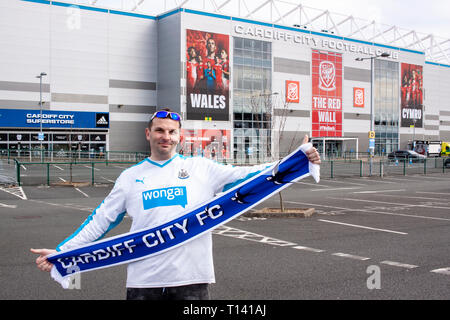 Cardiff, Großbritannien. 23 Mär, 2019. Ein slowakischer Ventilator stellt außerhalb der Tribüne vor Wales v Slowakei UEFA Euro Qualifier 2020 in Cardiff City Stadium, Credit: Lewis Mitchell/Alamy leben Nachrichten Stockfoto