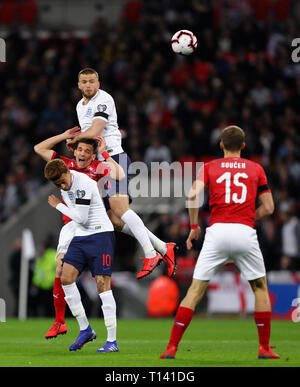 Eric Dier und Dele Alli von England David Pavelka der Tschechischen Republik - England v Tschechische Republik, UEFA Euro 2020 Qualifikation - Gruppe A, Wembley Stadion, London - 22. März 2019 Editorial nur verwenden Stockfoto