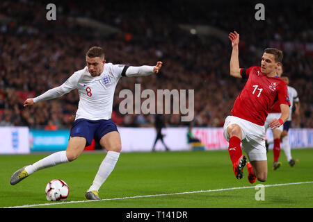 Jordan Henderson von England schlägt David Pavelka der Tschechischen Republik, dem Ball - England v Tschechische Republik, UEFA Euro 2020 Qualifikation - Gruppe A, Wembley Stadion, London - 22. März 2019 Editorial nur verwenden zu überqueren Stockfoto