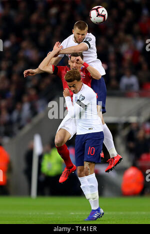 Eric Dier und Dele Alli von England David Pavelka der Tschechischen Republik - England v Tschechische Republik, UEFA Euro 2020 Qualifikation - Gruppe A, Wembley Stadion, London - 22. März 2019 Editorial nur verwenden Stockfoto