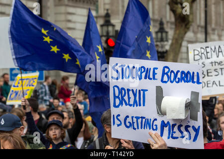 London, Großbritannien. 23 Mär, 2019. LONDON, 23. März 2019. Demonstranten der "unter die Leute"-Kampagne Marsch durch die Innenstadt von London verlangt ein neues Referendum über Brexit. Quelle: David Rowland/One-Image Fotografie/Alamy Leben Nachrichten. Quelle: One-bild Fotografie/Alamy leben Nachrichten Stockfoto