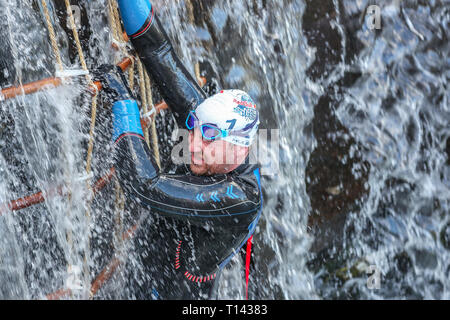 Glasgow, Schottland, Großbritannien. 23. März, 2019. 600 internationale Mitbewerber nahmen an der jährlichen Red Bull Neptun Schritte kaltes Wasser Rennen in 5 Schleusen des Clyde und Her Kanal bei Maryhill, da Neptun bekannt Schritte, Glasgow, UK. Dir Konkurrenten hatten den Kanal, Klettern Seile zu schwimmen und speziell konstruierte Hindernis Wände der Kurs im Wasser Temperaturen von bis zu 8 Grad Celsius zu vervollständigen. Credit: Findlay/Alamy leben Nachrichten Stockfoto