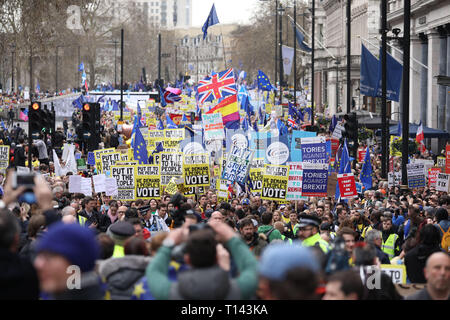 London, Großbritannien. 23 Mar 2019. Hunderttausende von Menschen im März protestieren die Menschen, um zu versuchen, eine Abstimmung auf Brexit erhalten. Großbritannien war, die der EU am 29. März 2019 verlassen, aber das ist jetzt in Zweifel. Der März begann im Park Lane und beendete in Westminster, außerhalb der Häuser des Parlaments, London, Großbritannien, am 23. März 2019. Credit: Paul Marriott/Alamy leben Nachrichten Stockfoto