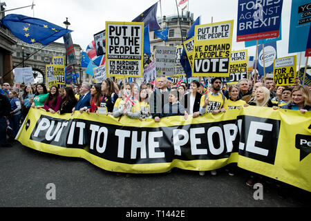 London, England, Grossbritannien. 23 Mär, 2019. Die Völker Stimmen anti Brexit Marsch durch die Innenstadt von London Hunderttausende Anhänger einer Völker Stimmen, ein zweites Referendum in der Brexit Debatte über die Central London aus Protest gegen die bestehenden Richtlinien, die diese Woche im Parlament erörtert werden sollen, marschierten. Die Teilnahme an der Mitte März hier zu sehen waren Sir Vince Cable Lib. Dem Führer und Carolyn Lucas gemeinsamer Führer der Grünen Partei. Credit: Brian Harris/Alamy leben Nachrichten Stockfoto