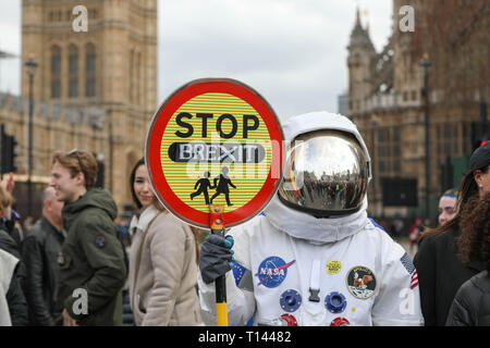 London, Großbritannien. 23 Mär, 2019. Menschen versammeln sich die Park Lane vor marschieren Parliament Square ein Völker Abstimmung über die endgültige brexit Angebot zu verlangen. Penelope Barritt/Alamy leben Nachrichten Stockfoto