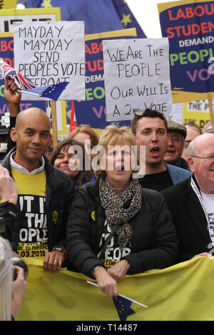 London, Großbritannien. 23 Mär, 2019. Die unabhängige MPs Chuka Umunna und Anna Soubry halten ein großes Banner vor dem März durch London. Über eine Million Menschen auf die Straßen von London für die Aufhebung von Artikel 50 und für eine öffentliche Abstimmung über Brexit erlaubt zu demonstrieren. Die Demonstration folgt das Scheitern der Regierung der Grafschaft aus der EU zu führen, da Artikel 50 unterzeichnet wurde. Fotos: David mbiyu/Alamy Live News Credit: David mbiyu/Alamy leben Nachrichten Stockfoto