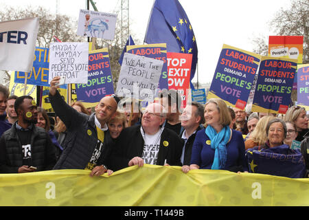 London, Großbritannien. 23 Mär, 2019. MP Chuka Umunna nimmt eine selfie Kolleginnen und unabhängige Abgeordnete Anna Soubry, Mike klafft und Sarah Wollaston halten ein großes Banner vor dem März durch London. Über eine Million Menschen auf die Straßen von London für die Aufhebung von Artikel 50 und für eine öffentliche Abstimmung über Brexit erlaubt zu demonstrieren. Die Demonstration folgt das Scheitern der Regierung der Grafschaft aus der EU zu führen, da Artikel 50 unterzeichnet wurde. Fotos: David mbiyu/Alamy leben Nachrichten Stockfoto