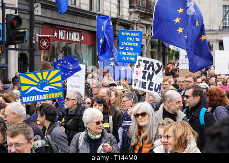 London, Großbritannien. 23. März, 2019. Tausende Demonstranten an der Abstimmung März in London. Credit: Marcin Rogozinski/Alamy leben Nachrichten Stockfoto