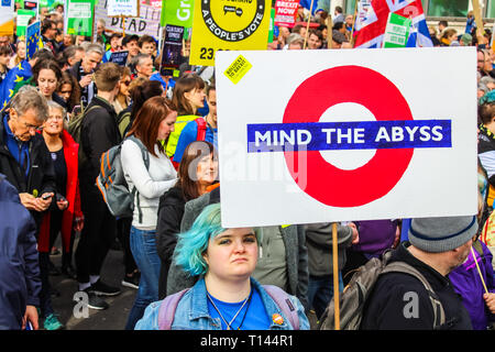 London, Großbritannien. 23 Mär, 2019. Die Abstimmung März, Aktivisten und Demonstranten teil in einem März dem Parlament, protestieren gegen Großbritannien die EU verlassen wollen, ein zweites Referendum, und für das Land in der Europäischen Union zu bleiben. Stockfoto