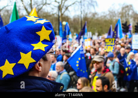 London, Großbritannien. 23 Mär, 2019. Die Abstimmung März, Aktivisten und Demonstranten teil in einem März dem Parlament, protestieren gegen Großbritannien die EU verlassen wollen, ein zweites Referendum, und für das Land in der Europäischen Union zu bleiben. Stockfoto