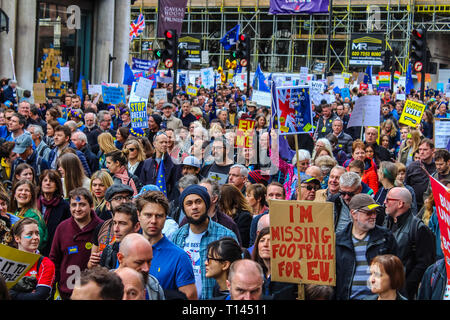 London, Großbritannien. 23 Mär, 2019. Die Abstimmung März, Aktivisten und Demonstranten teil in einem März dem Parlament, protestieren gegen Großbritannien die EU verlassen wollen, ein zweites Referendum, und für das Land in der Europäischen Union zu bleiben. Stockfoto